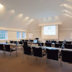 Saal-Stuhlreihen-Leinwand